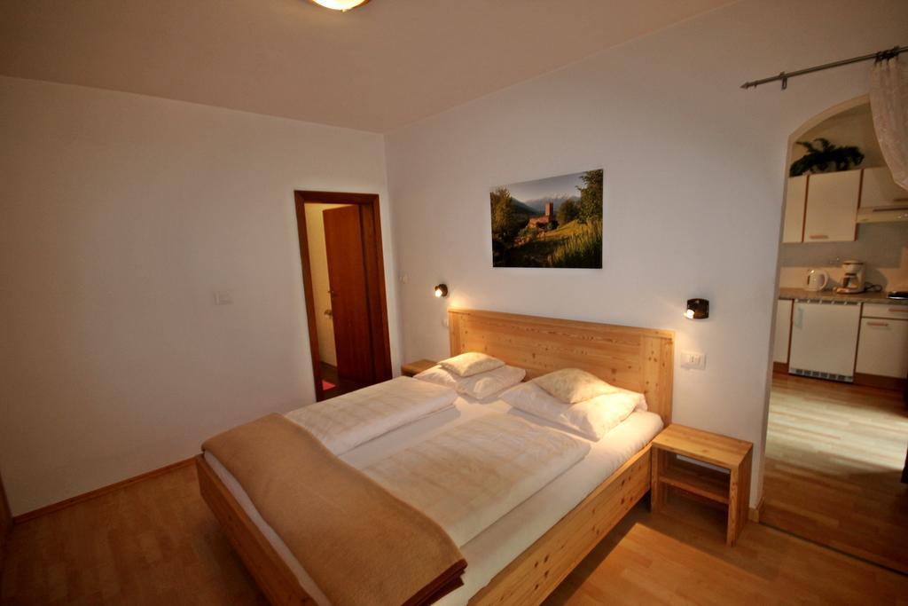 Residence Karpoforus Laces Esterno foto